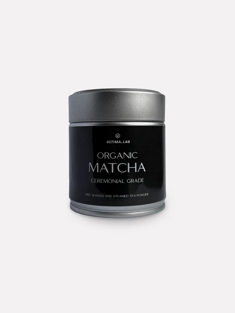 Organic Matcha Ceremonial Grade – jemne mletý zelený čaj v prášku s intenzívnou farbou a sviežou chuťou. Prémiová matcha ceremonial grade – 100 % organický zelený čajový prášok bohatý na antioxidanty. Miska s čerstvo pripraveným matcha čajom – zelený nápoj plný energie a prírodných živín. Organická matcha ceremonial grade – jemný zelený čajový prášok vhodný na tradičnú prípravu aj moderné recepty.