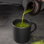 Organic Matcha Ceremonial Grade – jemne mletý zelený čaj v prášku s intenzívnou farbou a sviežou chuťou. Prémiová matcha ceremonial grade – 100 % organický zelený čajový prášok bohatý na antioxidanty. Miska s čerstvo pripraveným matcha čajom – zelený nápoj plný energie a prírodných živín. Organická matcha ceremonial grade – jemný zelený čajový prášok vhodný na tradičnú prípravu aj moderné recepty. Kvalitná matcha – zelené zlato z Japonska pre vaše telo aj myseľ