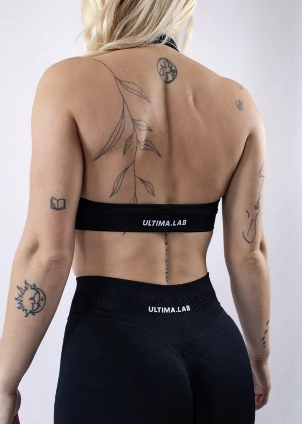 Športová podprsenka ULTIMA.LAB v čiernej farbe – bezšvová dámska podprsenka na cvičenie, jogu a fitness, elastický priedušný materiál, moderný dizajn.