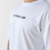 ULTIMA.LAB Oversize T-Shirt White - predný detail loga Pánske biele oversize tričko ULTIMA.LAB - predný detail loga