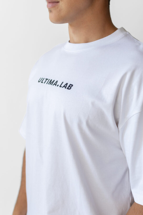 ULTIMA.LAB Oversize T-Shirt White - predný detail loga Pánske biele oversize tričko ULTIMA.LAB - predný detail loga