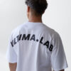 ULTIMA.LAB Oversize T-Shirt White - zadný detail loga Pánske biele oversize tričko ULTIMA.LAB - zadný detail loga
