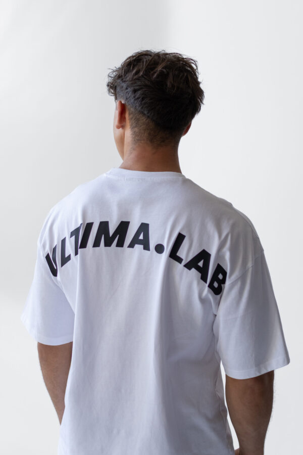 ULTIMA.LAB Oversize T-Shirt White - zadný detail loga Pánske biele oversize tričko ULTIMA.LAB - zadný detail loga
