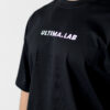 ULTIMA.LAB Oversize T0-Shirt Black - predný detail loga Pánske čierne oversize tričko ULTIMA.LAB - predný detail