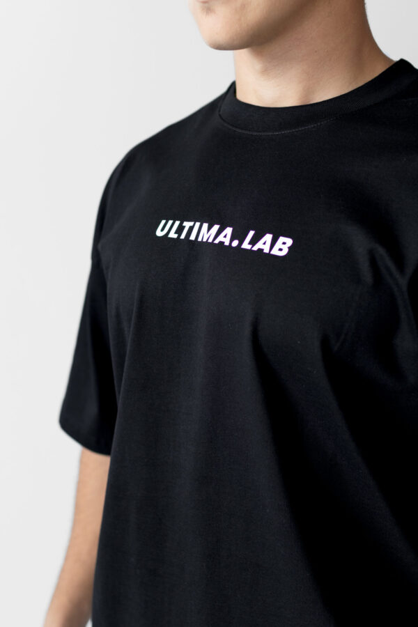 ULTIMA.LAB Oversize T0-Shirt Black - predný detail loga Pánske čierne oversize tričko ULTIMA.LAB - predný detail