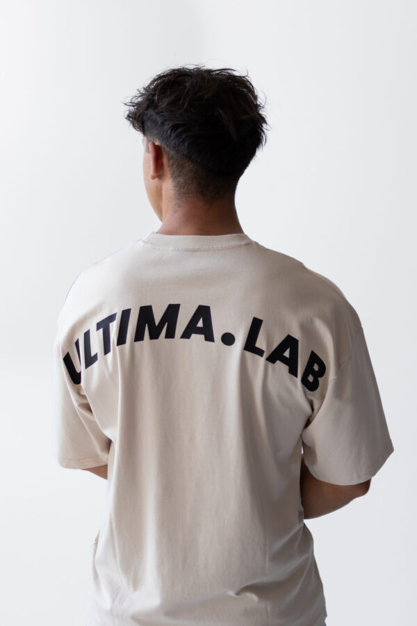 Pánske krémové oversize tričko ULTIMA.LAB - zadný detail loga